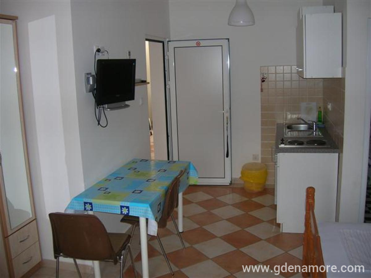 Smeštaj u Radovićima, privatni smeštaj u mestu Radovići, Crna Gora - Cetvorokrevetni apartman